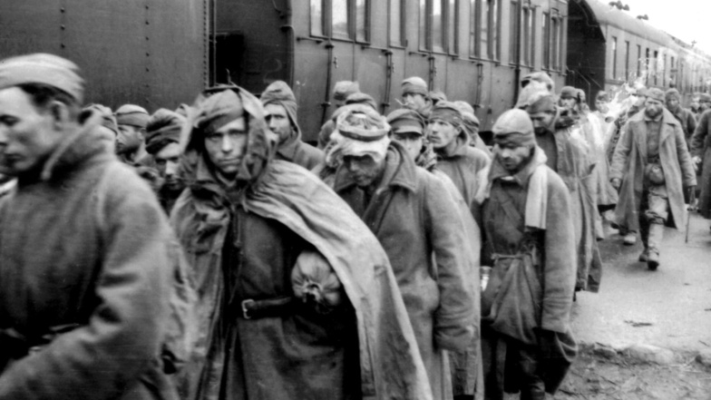 Das 2001 vom Hamburger Institut für Sozialforschung veröffentlichte Foto zeigt russische Kriegsgefangene während eines Transports im Gebiet von Smolensk. Es stammt aus den Jahren 1941/1942. Genau datieren lässt es nicht.