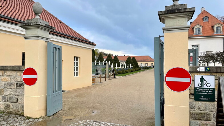 Am Westtor zur barocken Anlage von Schloss Wackerbarth ist an beiden Torpfosten jeweils das Verkehrszeichen "Einfahrt verboten" unübersehbar angebracht worden.