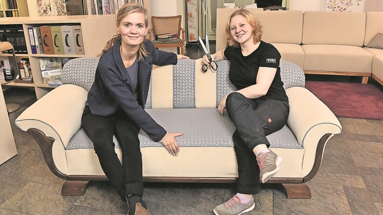 Verena Eichhorn aus Tharandt (li.) ist die neue Besitzerin der Couch des Ruppendorfer Raumausstatters Reichelt.