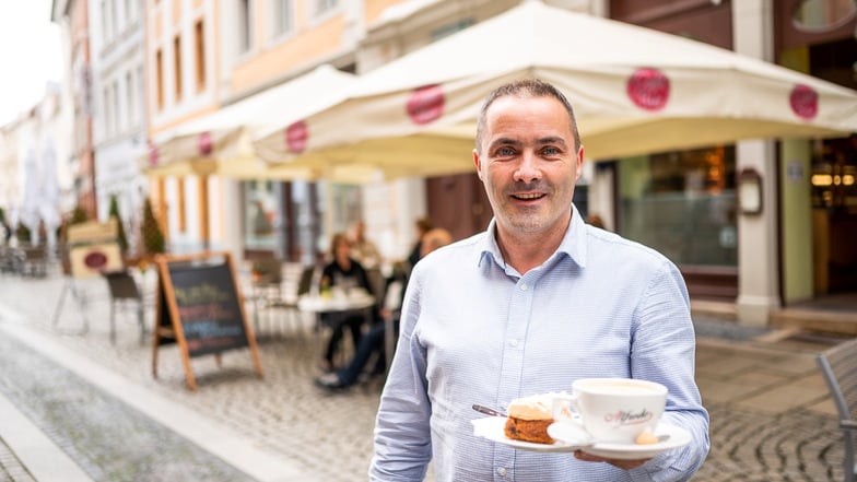 Enrico Walkstein steht vor seinem „Café Flair“ in der Brüderstraße. Am Sonntag betreibt er es seit 25 Jahren.
