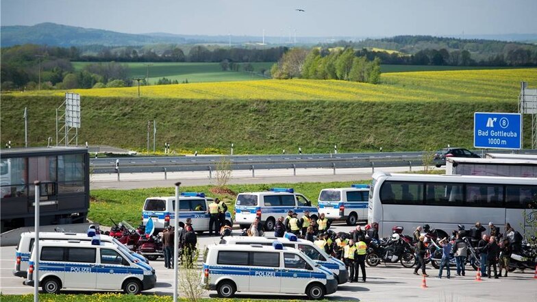 Mitglieder des Motorradclubs stehen auf einem Gelände der Bundespolizei an der A17.