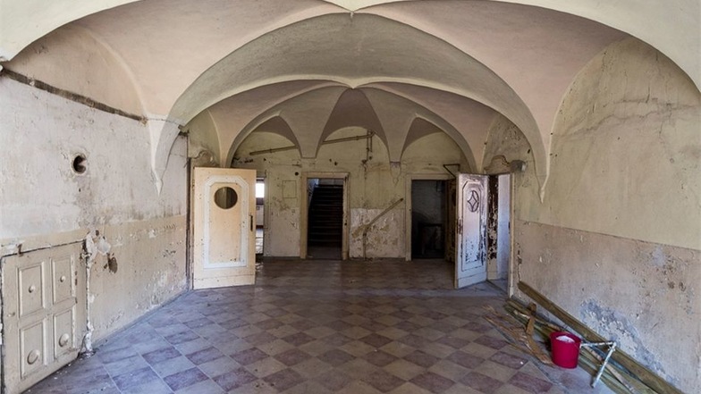 Blick ins Innere des Schlosses Ober-Neundorf: Die Bausubstanz ist recht gut erhalten, sagt der neue Besitzer.