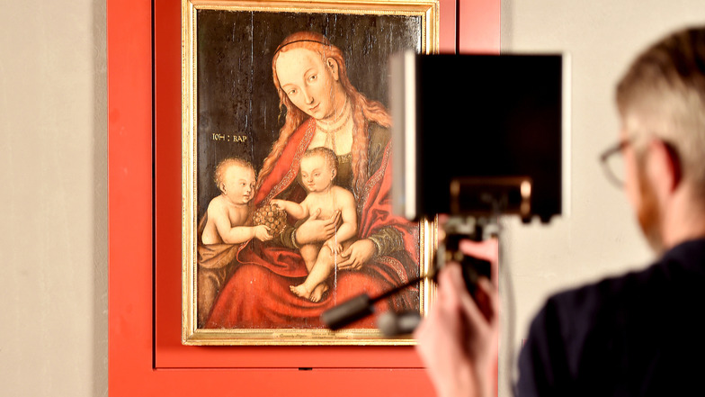 Kunsthistoriker Daniel Görres untersucht mit einer Infrarotkamera das Gemälde aus dem Jahr 1549.