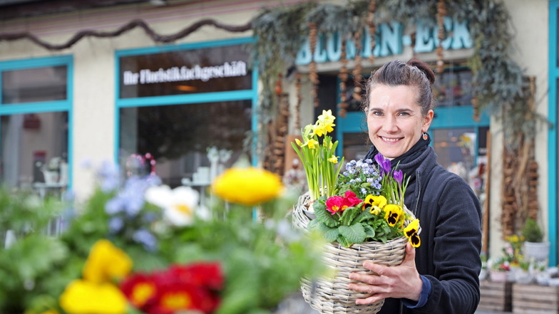 Janett Krake vom gleichnamigen Blumengeschäft mit einer Auswahl von Blumen, inklusive Vergissmeinnicht. Im Blumeneck können jetzt Pflanzen gekauft werden, die später auf dem Puschkinplatz blühen sollen.