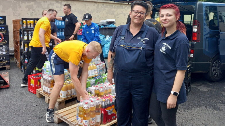 Simone Bräunling (l.) und Mary Kielkowski, zwei der Schandauer Feuerwehr-Frauen, die im Gerätehaus helfen und organisieren.