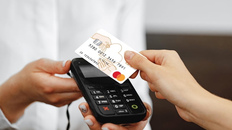 Zahlungsvorgang mit der Bezahlkarte für Asylbewerber des Anbieters PayCenter. Ein neues  Bezahlkarten-System soll bald im Landkreis Meißen starten.