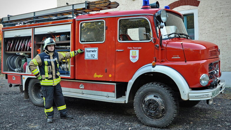 Gemeinderat und Feuerwehrmann zeigt das fast 50 Jahre alte Löschfahrzeug der Ortsfeuerwehr Planitz-Deila. Mehrere größere Reparaturen wären nötig.