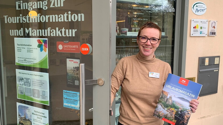 Noch begrüßt Nicole Kurtze die Gäste in der Touristinformation im Haus der Kunstblume in Sebnitz. Der Umzug ist für Mai geplant.