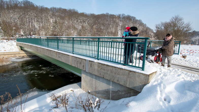 Obwohl die Muldebrücke unweit der Grünen Aue in Richtung Wohngebiet Wanne erst nach dem Hochwasser 2013 instandgesetzt worden ist, sind regelmäßig Brückenprüfungen nötig.