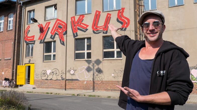 Valentin Hacke, pädagogischer Leiter des Vereins Kulturbrücken Görlitz, steht vor dem neuen Gebäude des Vereins auf dem Gelände des Werk I in Görlitz.