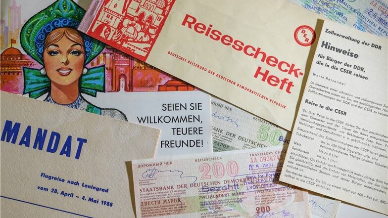 Reiseunterlagen, Dokumente und Reisechecks aus DDR-Zeiten sind in der Ausstellung "Urlaub in der DDR" im Schloss und Festung Senftenberg zu sehen. Das sind einige von Hunderten Objekten.