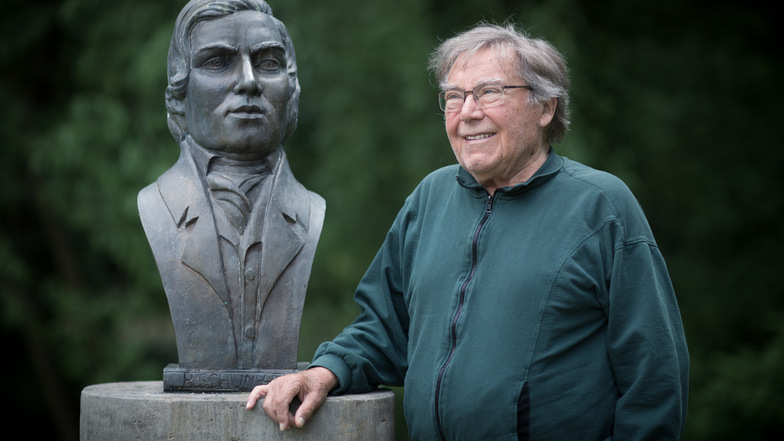 Peter Schreier steht an der Büste Robert  Schumanns im Park von Kreischa. 