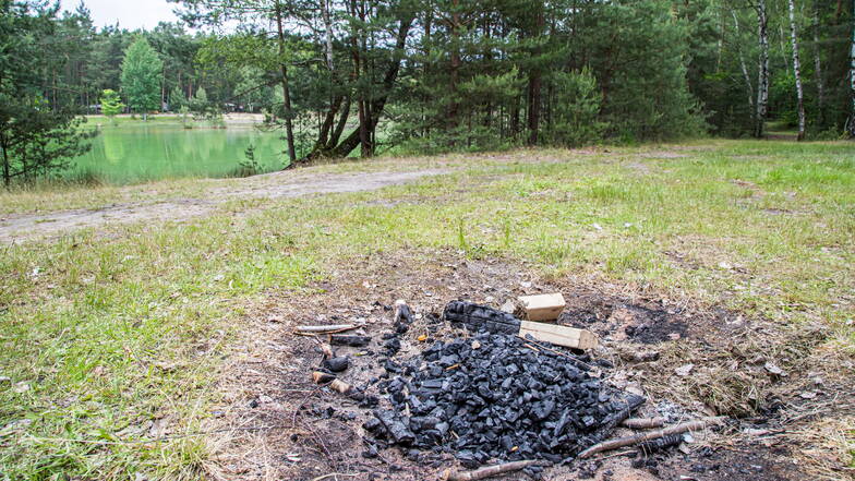 Zurückgeblieben von der Rechten-Party am Wochenende im Wald bei Biehain sind nur ein paar verkohlte Holzreste.