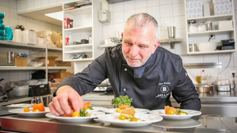 Jens Budde, Chef vom Catering "Bellan", überlässt bei seinen Gourmet-Häppchen nichts dem Zufall. Für 2023 buchen die Kunden schon fleißig.