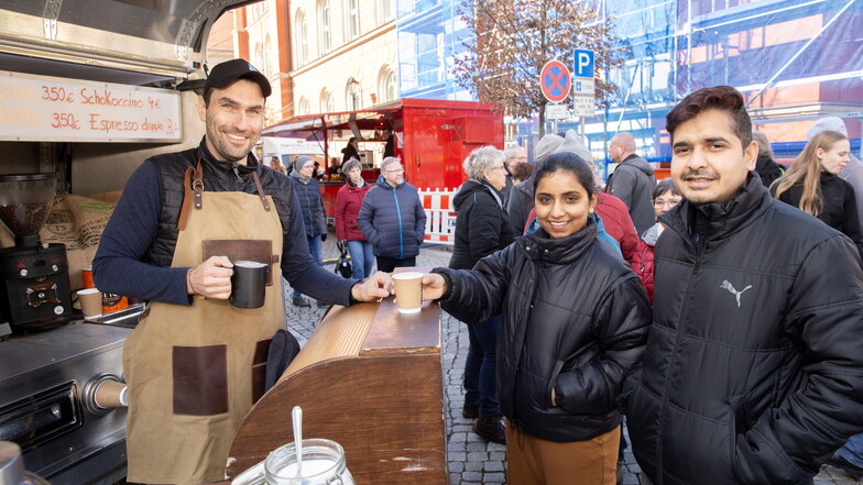 Mohith (lebt und arbeitet in Kamenz) mit ihrem Freund Protheek  an der Kaffeerösterei aus Senftenberg, Martin Hengst ist der Inhaber.