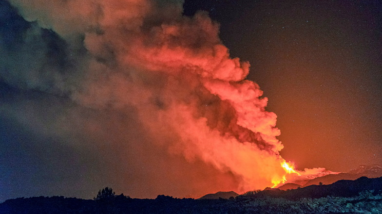 Rauschschwaden und Lava steigen aus dem Ätna in Milo bei Catania auf.