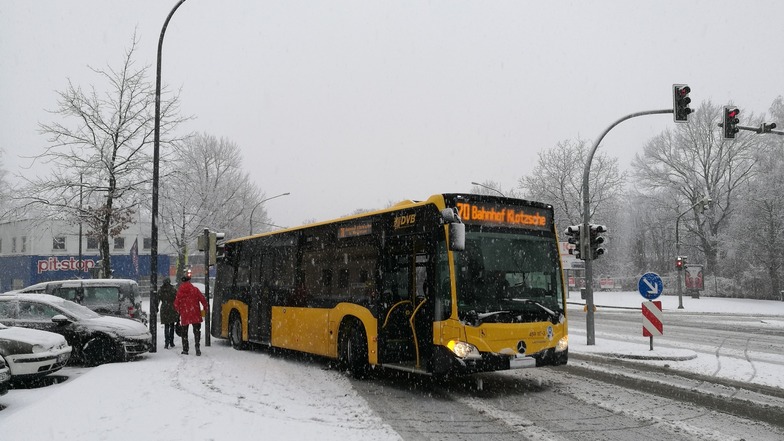Ein Bus der DVB kam an der Radeburger Straße ins Rutschen. Foto: Tino Plunert