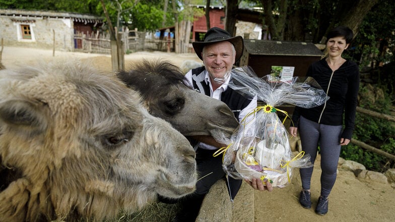 Diana David übergab eine Spende an den Görlitzer Tierparkchef Sven Hammer.