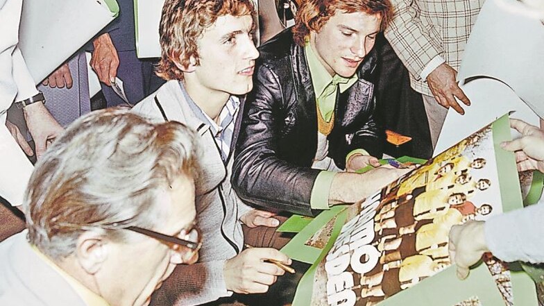 Matthias Müller (Mitte) gibt hier 1977 zusammen mit Dynamos Trainer-Legende Walter Fritzsch (l.) und Christian Helm Autogramme. Seine Frau Andrea begleitete ihn kürzlich auf der Reise nach Brasilien (kleines Bild).