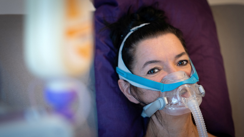 Mandy Loy ist an ALS erkrankt. Anfangs brauchte sie die Atemmaske nur nachts. Jetzt ist sie immer öfter auch am Tag nötig.