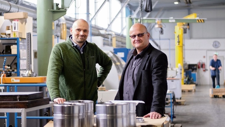 Geschäftsführer Matthias Richter (r.) und sein Sohn Marcel stehen in einer Fertigungshalle des Familienunternehmens.