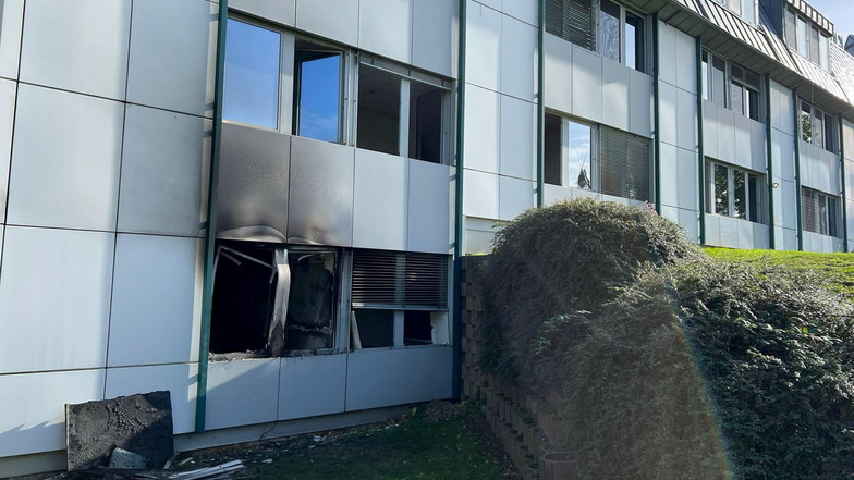 Schäden an der Fassade des Spreehotels nach dem Brand vom 28. Oktober.
