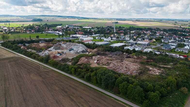 Hinter Wällen arbeitet am Ortsrand von Grumbach eine Recyclinganlage. Diese soll nach dem Willen des Inhabers in ein Wohngebiet umgewandelt werden.