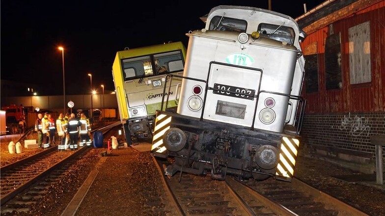 Am späten Sonntagabend ist es im Dresdner Alberthafen zu einem Bahnunfall gekommen. Eine Rangierlokomotive kollidierte hier aus bislang ungeklärter Ursache mit der Lok eines Güterzuges.