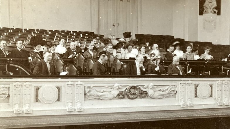 Das historische Foto zeigt nicht nur Bolko von Hochberg (vorn, 3. v. r.), 1876 Wiederbegründer der  Schlesischen Musikfeste, für deren Ausrichtung 1906 bis 1910 die Stadthalle erbaut wurde, sondern auch die unversehrten Engel an der Empore im Großen Saal.