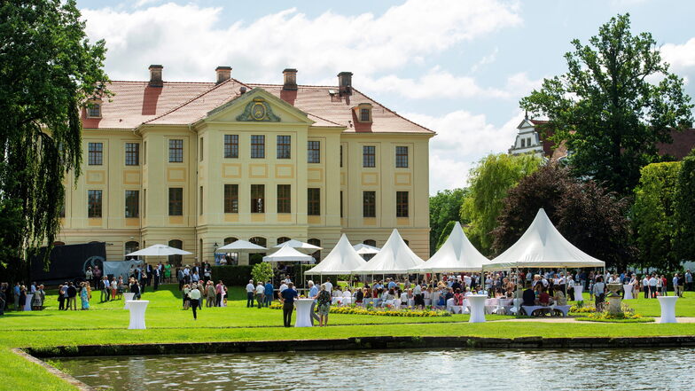 Schönes Wetter, schönes Ambiente: Sommerfest des Landkreises Meißen im Barockgarten Zabeltitz. 500 Gäste waren am Sonntag gekommen.
