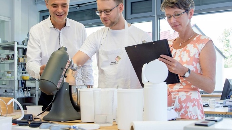 Matthias und Heike Quendt testen mit dem Bäcker Sebastian Pietsch in Freital neue Formen.