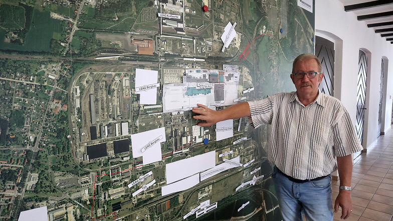 Manfred Heine zeigt auf eine Karte des Industrieparks Schwarze Pumpe. Als Strukturwandel-Projekt, so die Idee und Vision, könnte er dauerhaft viele neue Arbeitsplätze erbringen.