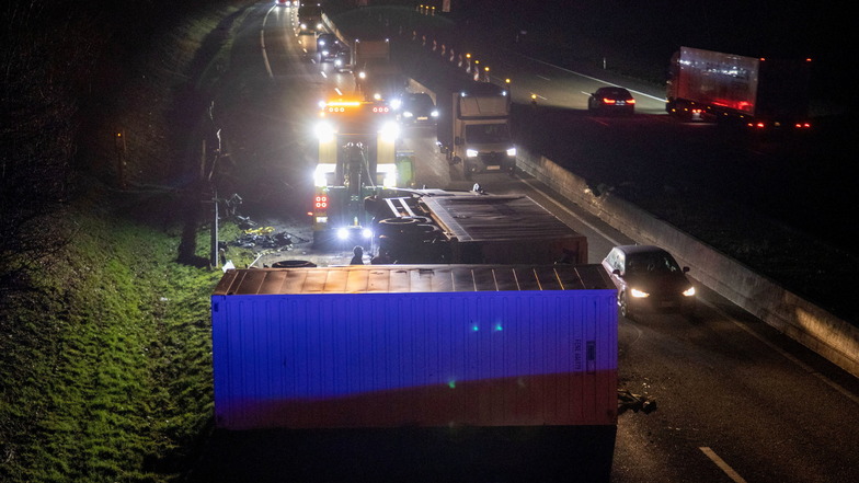 Ein Lastwagen liegt nach einem Unfall umgekippt auf einer Autobahn. So etwas geschah in der Nacht zum Dienstag auf der A72 im Vogtland.
