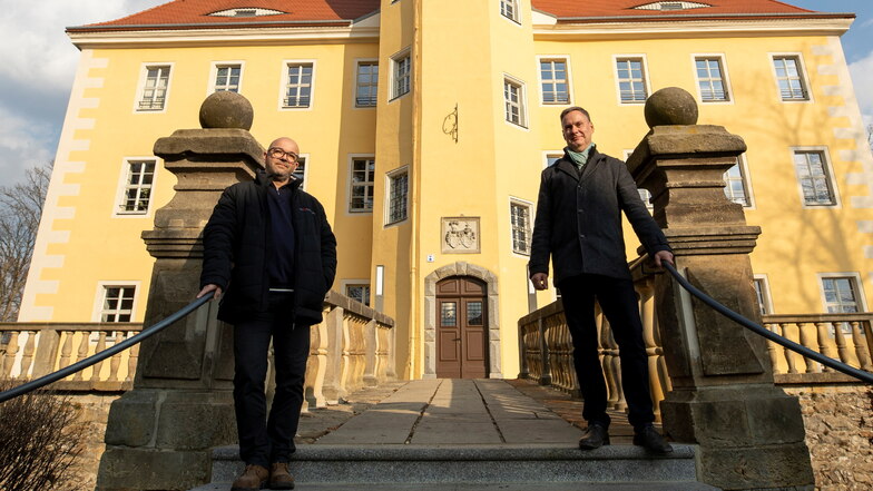Rico Schneider (rechts) und Falk Köhler vom Förder- und Heimatverein Schloss Langburkersdorf am Eingangsportal.