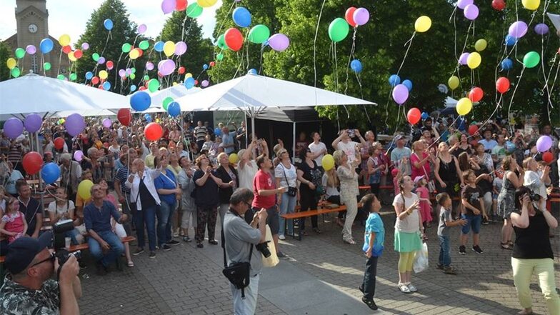 Hunderte Luftballons steigen zum Finale des Familientages über dem Zinzendorfplatz auf.
