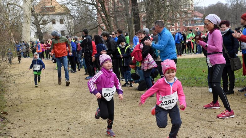 Begleitet vom Beifall der anderen Läufer sowie ihrer Eltern und Großeltern legen die jüngsten Teilnehmer des Laufes über 800 Meter die Reststrecke zum Ziel zurück.