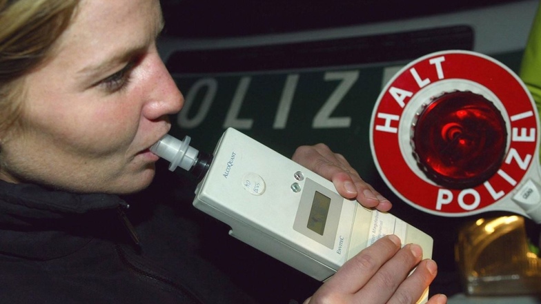 Die Polizei kontrollierte am Donnerstag in Wilthen einen Autofahrer, ob er zuviel getrunken hatte. (Symbolbild)