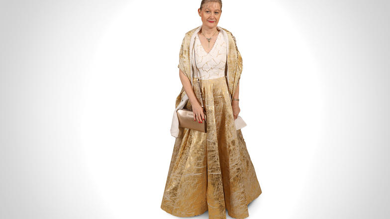 Klaudia Sölter aus Pforzheim hat ihr Kleid bei einer Modenschau in Stuttgart entdeckt. Die gold-weiße Robe hat die israelische Designerin Rouba G. entworfen.
