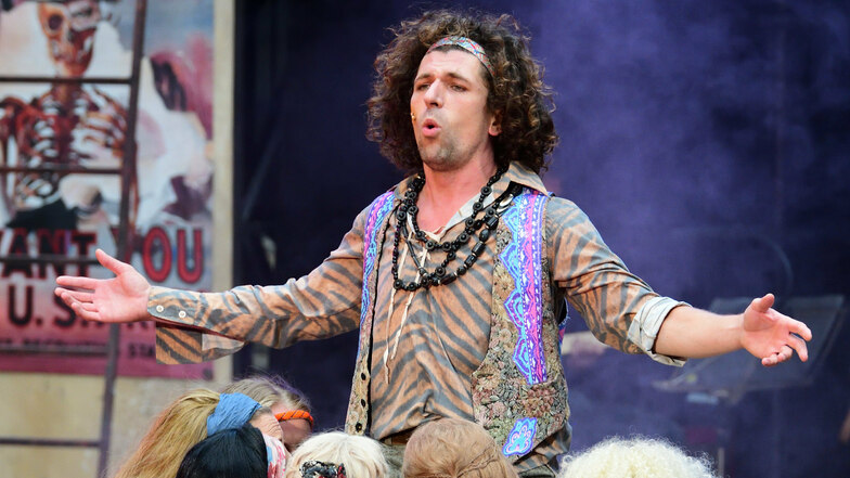 Im vergangenen Jahr rockte Grian Duesberg als singender und tanzender Hippie die Felsenbühne Rathen, an diesem Wochenende hilft er in Freital aus.