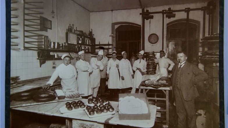 Seit 1933 wird in der Backstube im Flachbau gegenüber dem Geschäft und Caféhaus gebacken. Die erste Backstube im Haus Gohliser Straße 1 war zu klein geworden.
