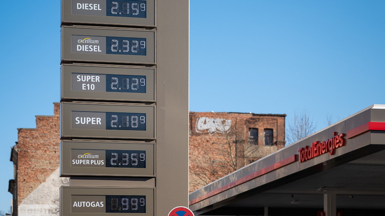 Spritpreise jenseits der Zwei-Euro-Marke an der Total-Tankstelle auf der Bahnhofstraße in Görlitz.