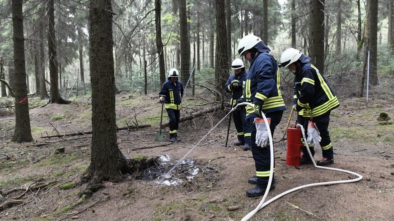 Die Feuerwehr Altenberg rückte am Sonntag zu einem Löscheinsatz in den Wald an der Sommerrodelbahn aus.