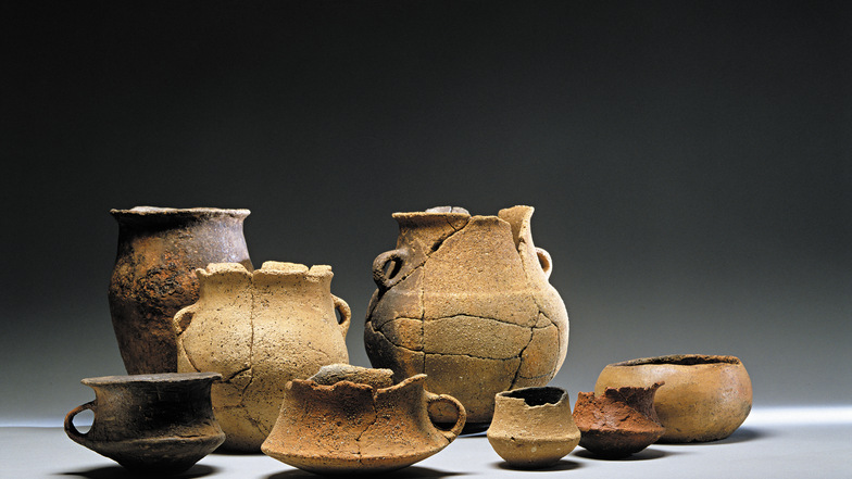 1996 wurden bei Ausgrabungen nordwestlich von Kauscha diese frühbronzezeitlichen Keramikgefäße der Aunjetitzer Kultur (2.200-1.600 v.Chr.) gefunden.