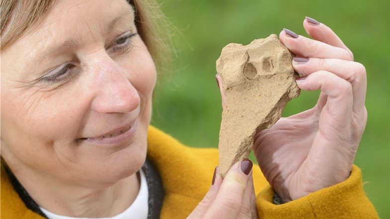 Für Archäologen eine wahre Freude: Cornelia Rupp, Sprecherin des Landesamtes für Archäologie, zeigt eine der schönsten der gefundenen Scherben. Das Muster wurde mit den Fingern in den Ton gedrückt.
