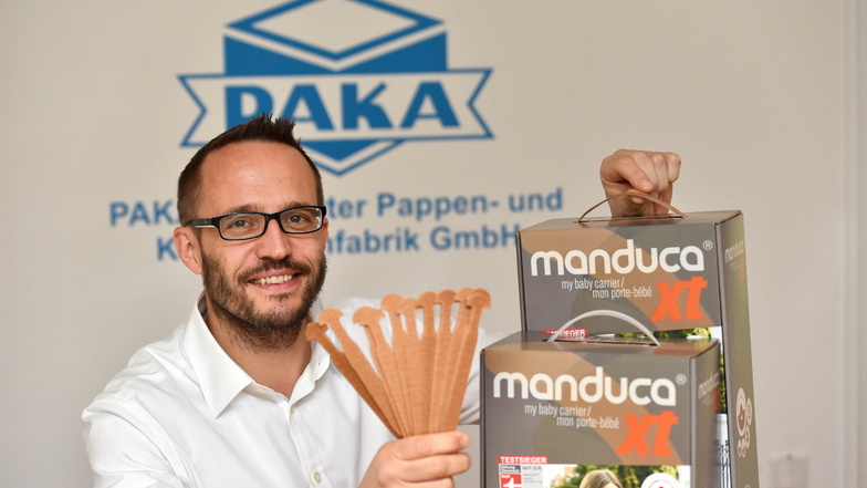 Der Geschäftsführer der Paka Glashütter Pappen- und Kartonagenfabrik, Ronny Ruider, mit dem neu entwickelten Tragegriff aus Pappe.