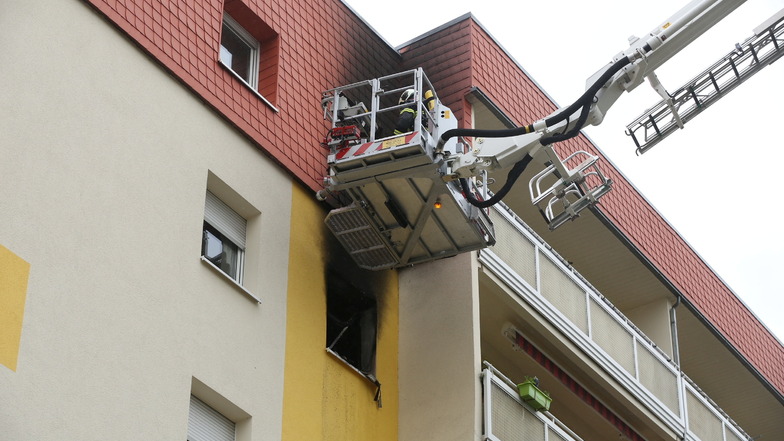Am 14. Mai kam es gegen 9.30 Uhr auf der Straße Am Ringpark zu einem Wohnungsbrand. Als die Freiwilligen Feuerwehren Coswig und Radebeul-Kötzschenbroda eintrafen, drang dunkler Rauch aus dem Kinderzimmerfenster des Sohnes von Sabine Kohl. Wie sich späte