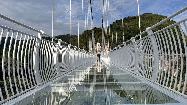 Vietnam öffnet längste Glasbrücke der Welt