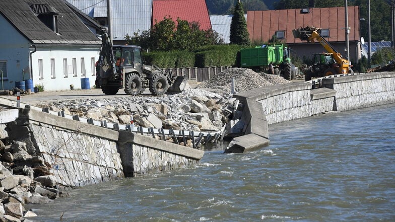 Bömischdorf: Eine Ufermauer ist eingebrochen, nachdem der Fluss Bìala Glucholaska über die Ufer getreten war.