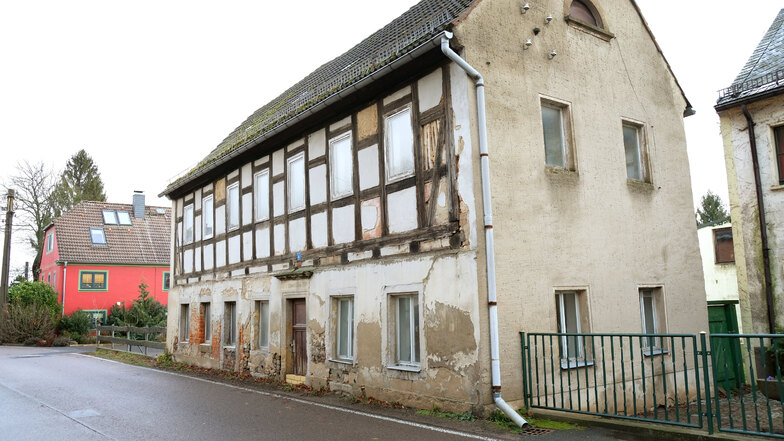 Die Alte Schmiede bildet einen Kontrast zu schick sanierten Häusern in Krögis. Das soll sich jetzt ändern.