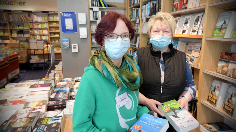 Sophie Hildebrand (l.) und Eva-Maria Berger von der Buchhandlung Thalia in Löbau erleben täglich die Unsicherheit der Kunden beim Einkauf.